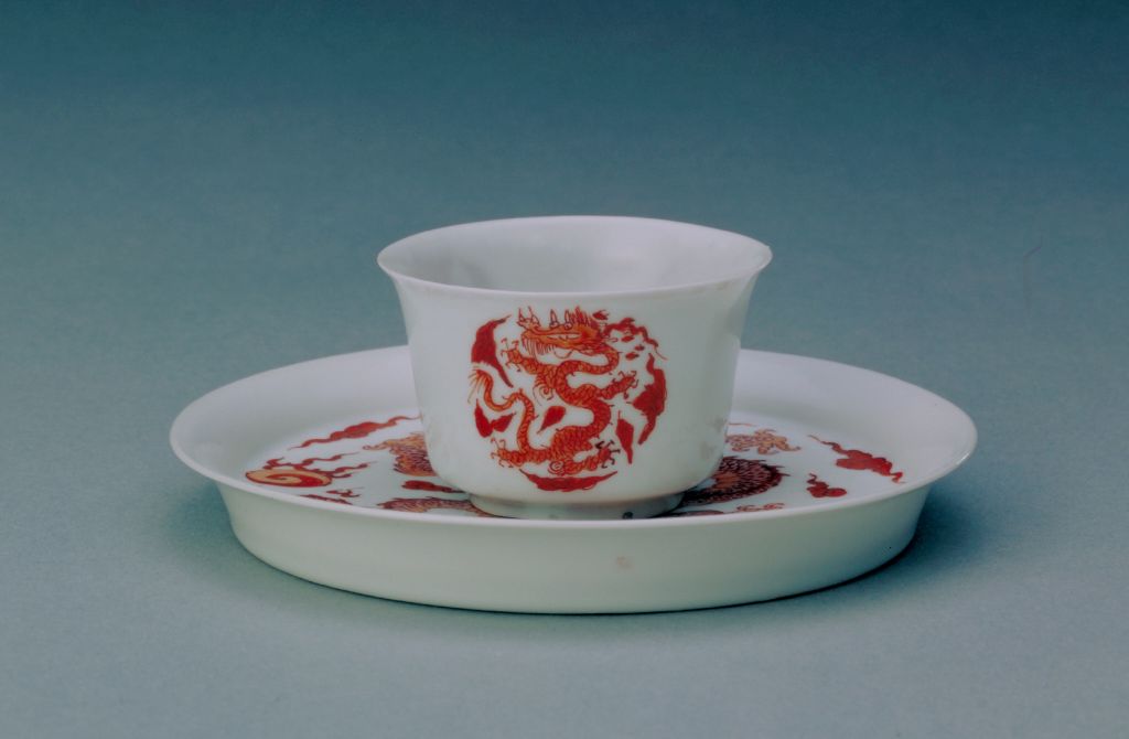 图片[1]-Alum red cloud dragon cup and plate-China Archive